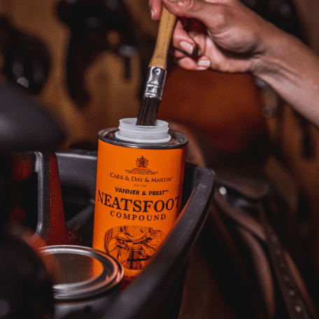 Олія для амуніції Neatsfoot Compound від Carr&Day&Martin, 500 мл Олія для амуніції Neatsfoot Compound від Carr&Day&Martin, 500 мл