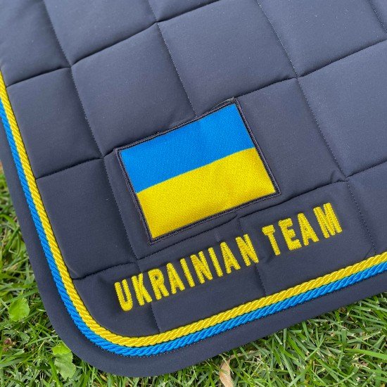 Вальтрап виїздковий "UKRAINIAN TEAM" з прапором України від Cavalleria Toscana Вальтрап виїздковий "UKRAINIAN TEAM" з прапором України від Cavalleria Toscana