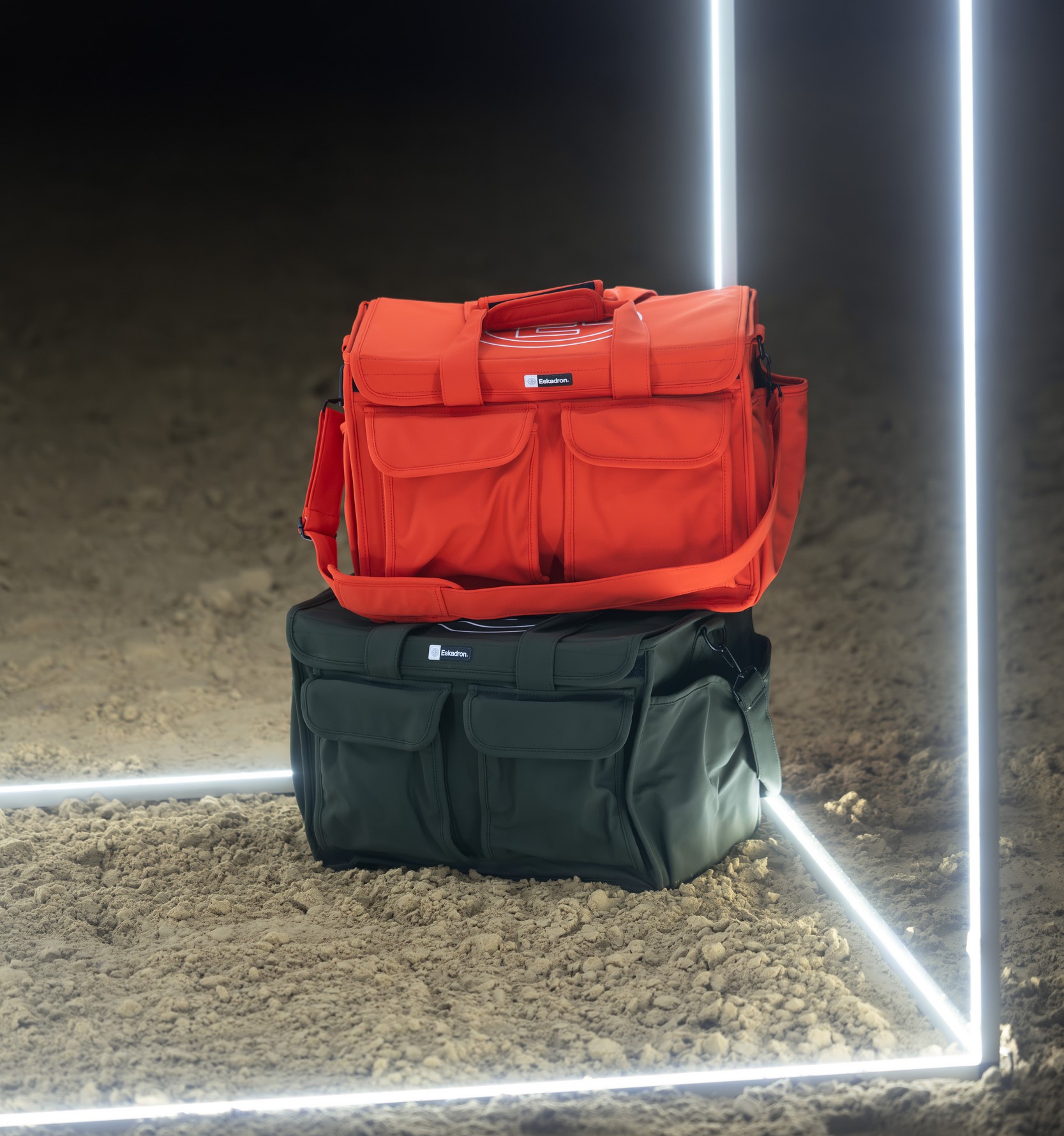 Сумка для предметів по догляду за конем Cube Softshell Dynamic A/W 2025 від Eskadron Сумка для предметів по догляду за конем Cube Softshell Dynamic A/W 2025 від Eskadron